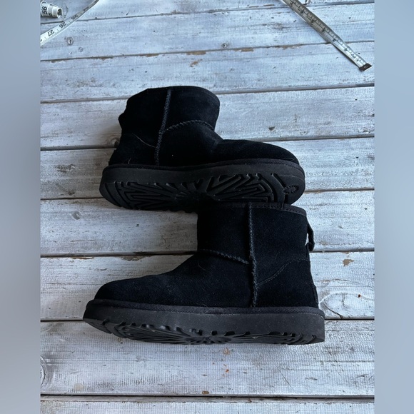 Ugg | kids | class mini boot | plush lining  | black | branded | suede | 5 - Picture 9 of 11